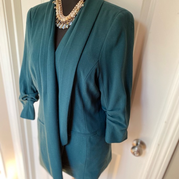 Gorgeous women’s blazer EUC size: LARGE - Picture 2 of 3
